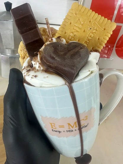 Handaufnahme der Duftkerze „Einsteins Coffeecup“ mit Herzschokolade und Wachscreme – kramMITcharme