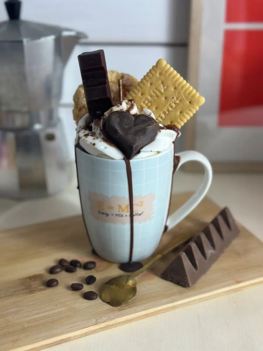 Handgemachte Duftkerze „Einsteins Coffeecup“ in hellblauer Tasse mit Keks- und Schokoladendeko – kramMITcharme