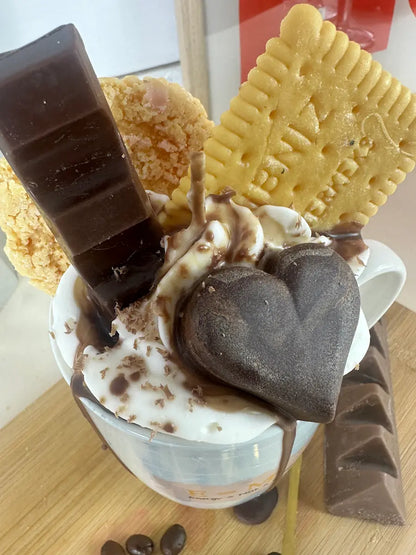 Seitenansicht der Duftkerze „Einsteins Coffeecup“ mit Schokoriegel- und Keksdeko – kramMITcharme