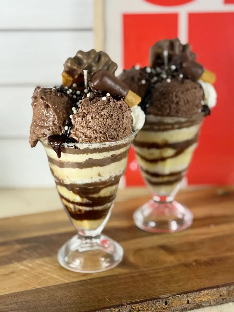 Handgemachte Dessertkerze im Eisbecher-Look mit Vanillecreme-Optik, Schokosauce und Schoko-Eiskugel – kramMITcharme