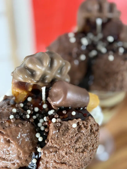 Nahaufnahme der Dessertkerze mit realistischer Schoko-Eiskugel, Schokosauce und Zuckerstreuseln – kramMITcharme