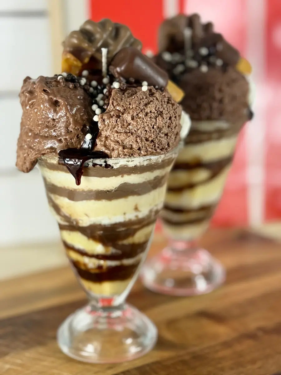 Handgemachte Eis-Dessertkerze im Glas mit sichtbaren Vanille- und Schokoschichten – kramMITcharme