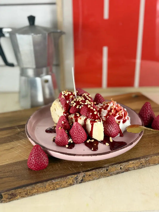 Handgemachte Duftkerze „Erdbeer-Traum“ im Dessertdesign mit frischen Erdbeer- und Sahnedetails – kramMITcharme