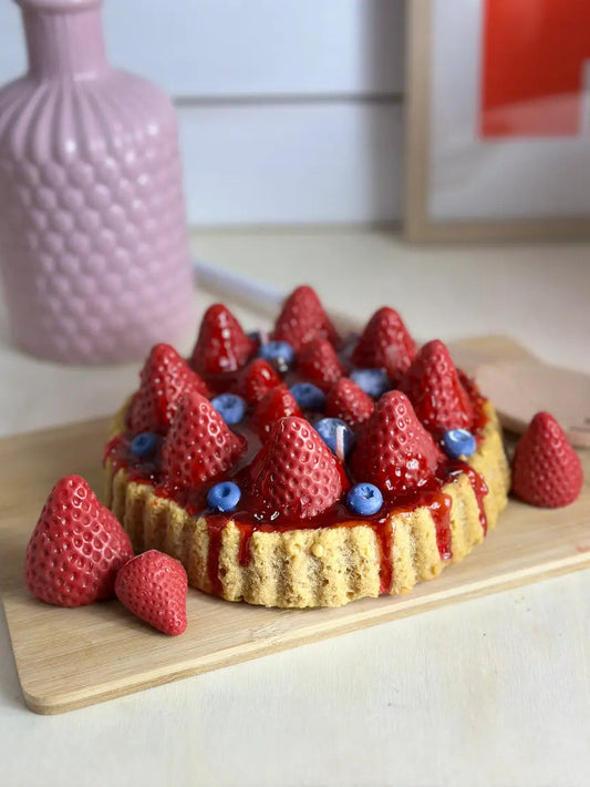 Handgemachte Duftkerze „Erdbeerkuchen“ im realistischen Kuchendesign mit Erdbeeren und Blaubeeren – kramMITcharme