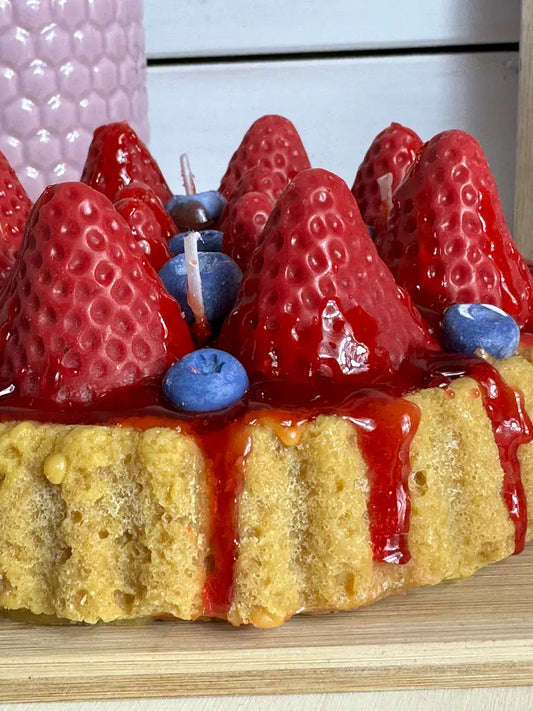 Detailaufnahme der Duftkerze „Erdbeerkuchen“ mit glänzenden Erdbeeren und roter Wachs-Glasur – kramMITcharme