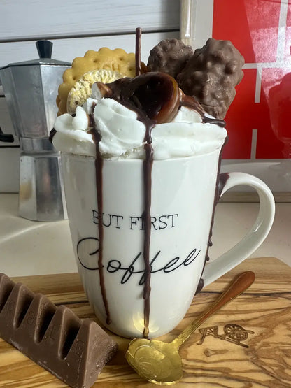 Frontansicht der Duftkerze „First Coffee“ mit Schriftzug auf der Tasse und süßer Dessertoptik – kramMITcharme