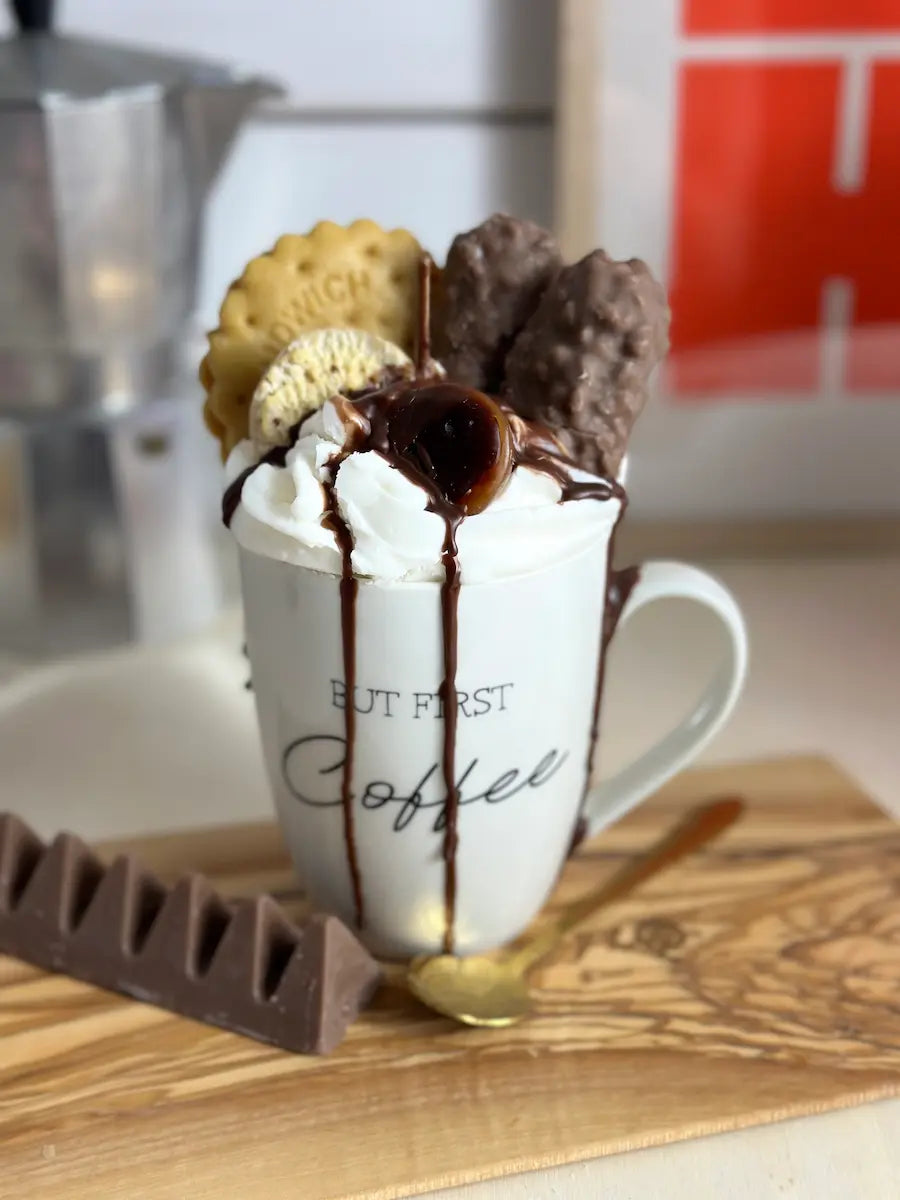 Handgemachte Duftkerze „First Coffee“ in weißer Tasse mit Schokoladenguss und Keksdekoration – kramMITcharme