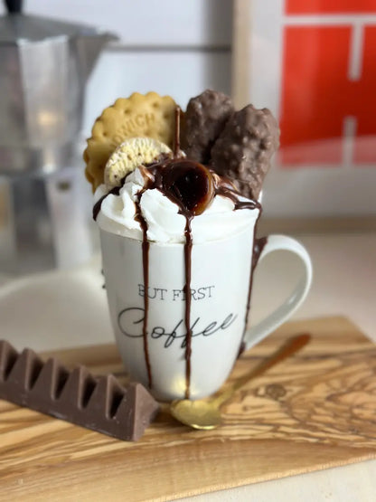 Handgemachte Duftkerze „First Coffee“ in weißer Tasse mit Schokoladenguss und Keksdekoration – kramMITcharme
