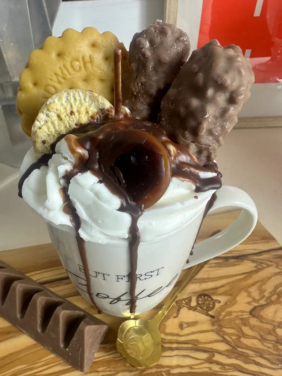 Seitenansicht der Duftkerze „First Coffee“ mit Schokoladenstücken, Keksen und realistischer Wachscreme – kramMITcharme