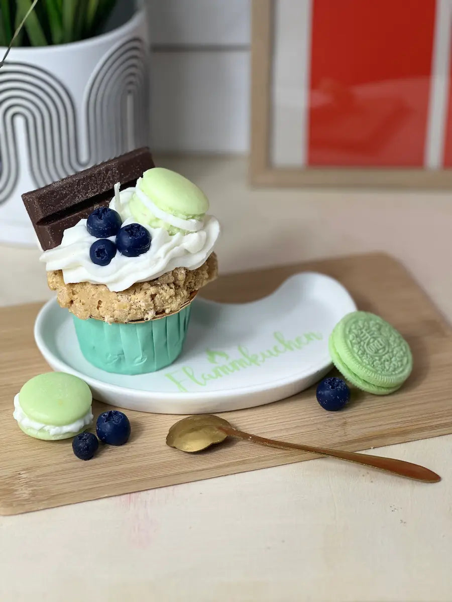 Handgemachte Duftkerze „Flammkuchen Cupcake“ mit Macaron, Blaubeeren und cremigem Wachstopping – kramMITcharme
