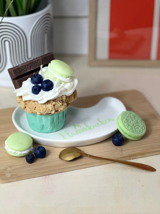 Handgemachte Duftkerze „Flammkuchen Cupcake“ mit Macaron, Blaubeeren und cremigem Wachstopping – kramMITcharme