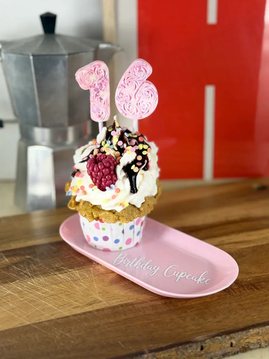 Handgemachte Birthday-Dessertkerze im Cupcake-Look mit Sahneoptik, Streuseln und Zahlenkerze 16 – kramMITcharme
