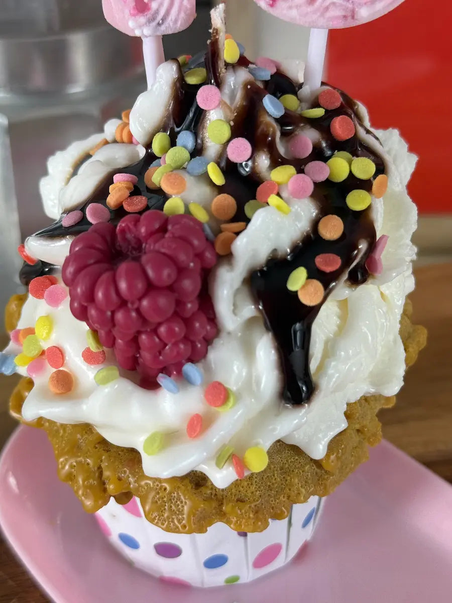 Nahaufnahme der Birthday-Cupcake-Dessertkerze mit Himbeere, Sahneoptik und bunten Streuseln – kramMITcharme