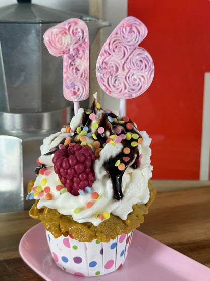 Nahaufnahme der Dessertkerze mit rosafarbener Zahlenkerze, Sahneoptik und bunten Zuckerstreuseln – kramMITcharme