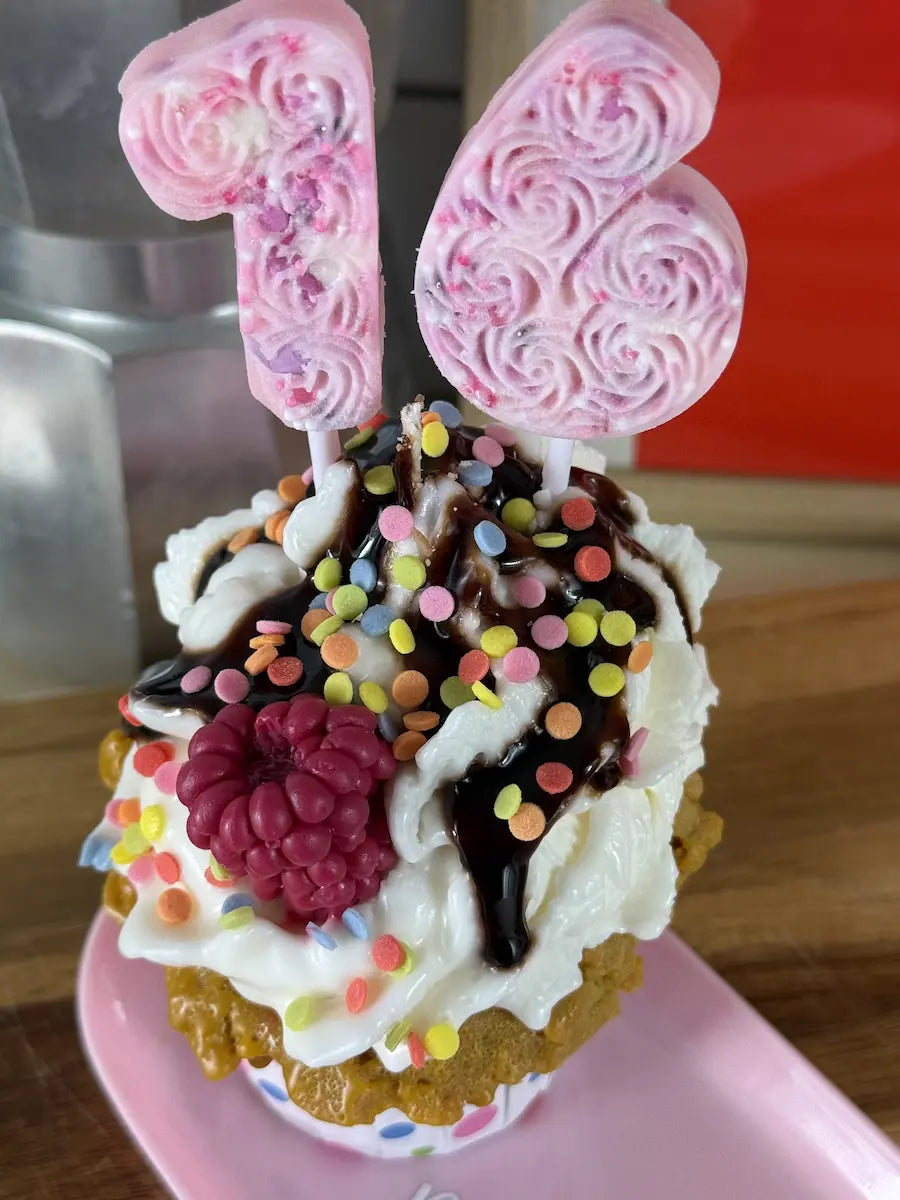 Handgemachte Birthday-Dessertkerze im Cupcake-Design mit Schokosauce und Himbeer-Deko – kramMITcharme