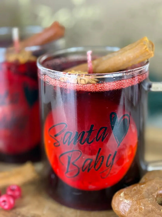 Nahaufnahme der Duftkerze „Glüh & Glow“ mit Schriftzug auf dem Glas und würzigem Duftdesign – kramMITcharme