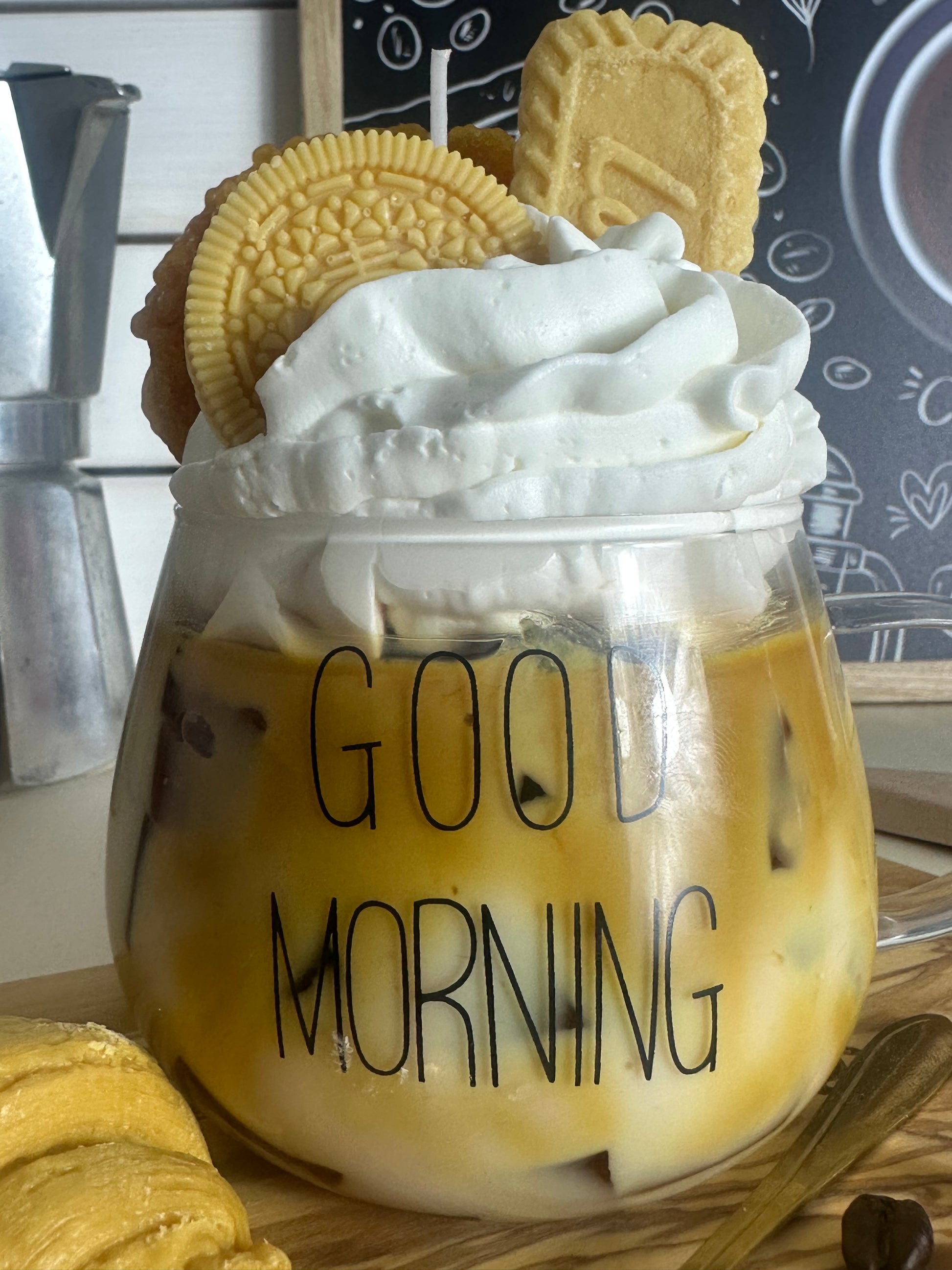 Dessertkerze im Glas mit sahniger Wachsdeko, Kaffeefarbverlauf und Butterkeksen vor Frühstückskulisse – kramMITcharme