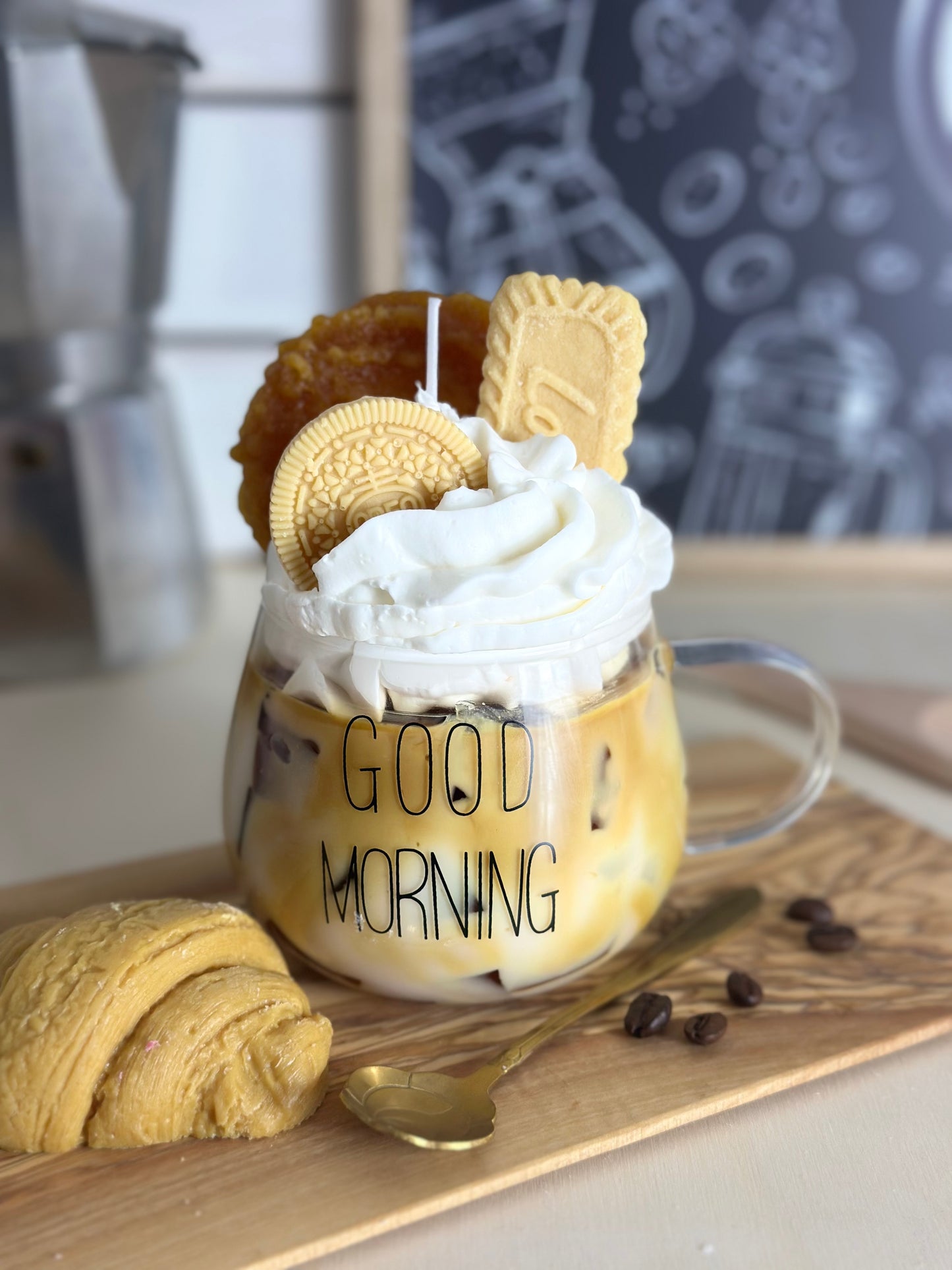 Handgemachte Dessertkerze im Kaffeeglas mit Sahnewachs, Butterkeksen und Coffee-Latte-Optik – kramMITcharme