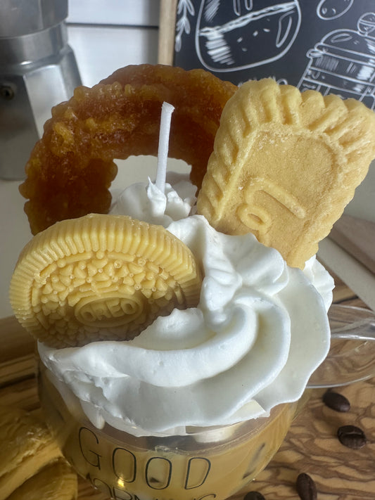 Nahaufnahme der Frühstückskerze mit weißer Wachscreme, zwei Keksen und marmoriertem Kaffee-Milch-Wachs – kramMITcharme