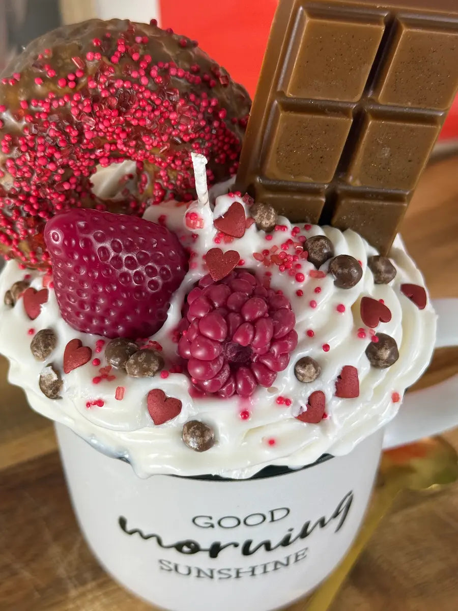Nahaufnahme der Dessertkerze mit Beeren-Donut-Topping, Sahneoptik und Schokoladendekor – kramMITcharme