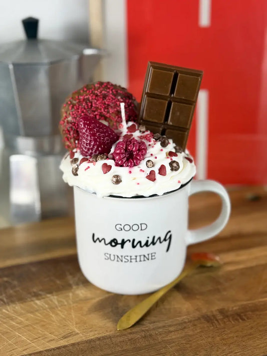 Handgemachte Dessertkerze im Coffee-Look mit Sahneoptik, Beeren, Schokostreuseln und Schokoladentafel – kramMITcharme