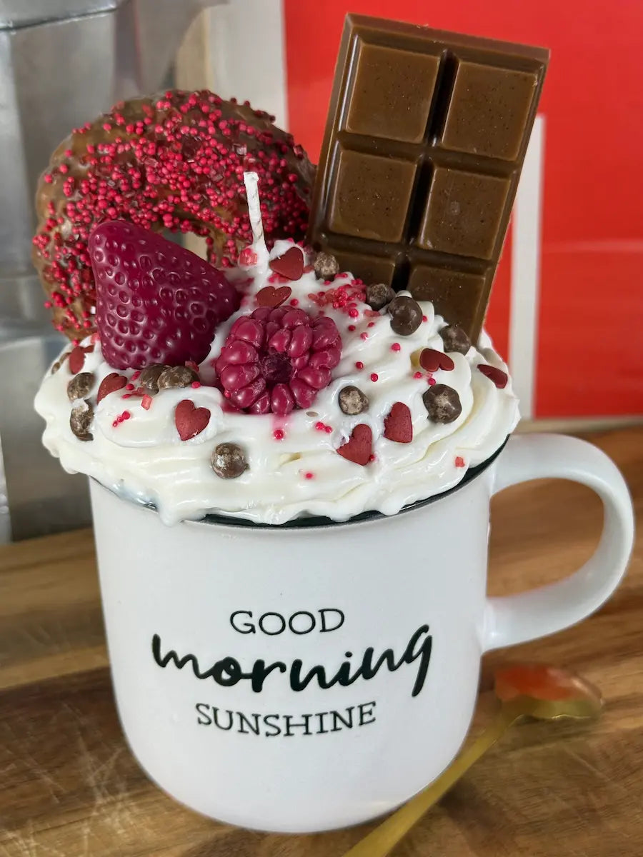 Handgemachte Coffee-Dessertkerze mit Beeren, Sahneoptik und Schokoladentopping – kramMITcharme