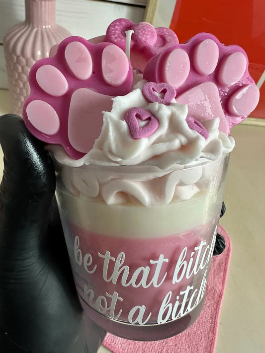 Handaufnahme der Duftkerze „Hello Kitty“ mit liebevoll modellierten Wachs-Pfoten und Herzdeko – kramMITcharme