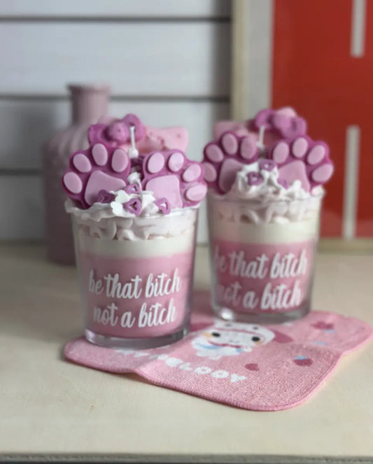 Handgemachte Duftkerze „Hello Kitty“ im Glas mit rosa Pfoten, Schleife und cremigem Wachstopping – kramMITcharme