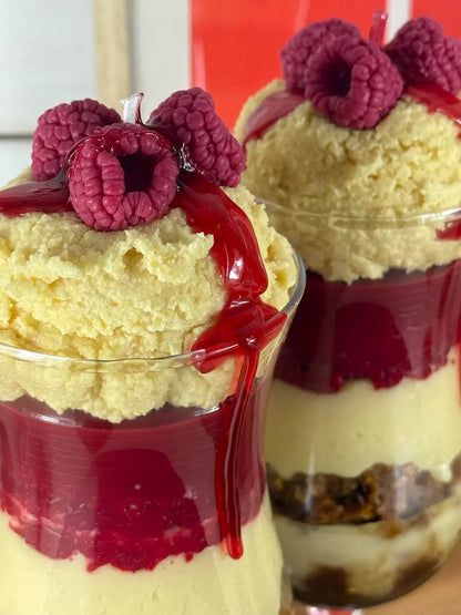 Handgemachte Dessertkerze mit sichtbaren Vanille-, Keks- und Himbeerschichten im Glas – kramMITcharme