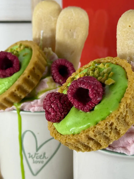 Nahaufnahme der Dessertkerze mit Pistazienkeks, Himbeeren und cremiger Sahneoptik – kramMITcharme