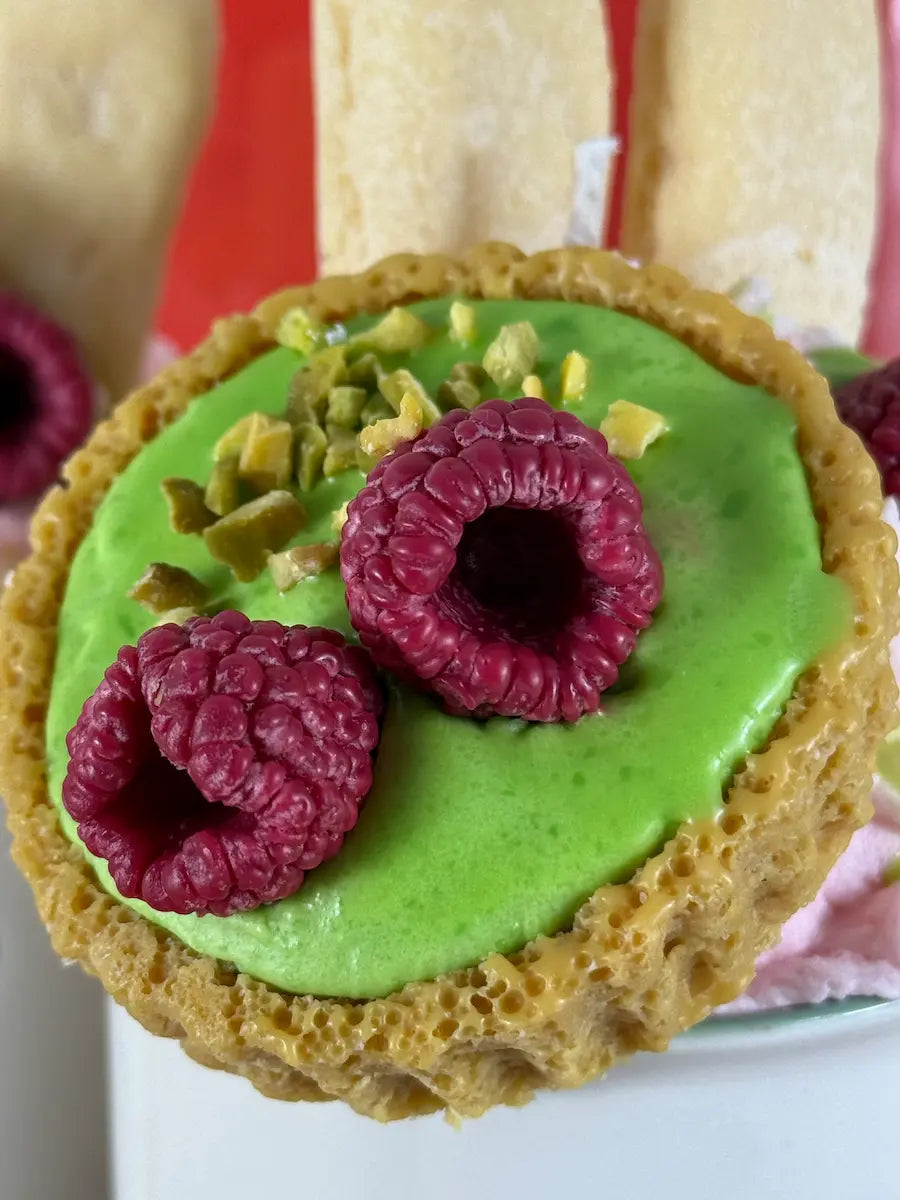 Handgemachte fruchtige Dessertkerze im Coffee-Style mit Pistazien- und Himbeer-Dekor – kramMITcharme