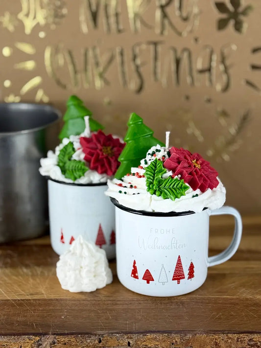 Handgemachte Duftkerze „Holly Jolly Christmas Cup“ im Emaille-Becher mit Weihnachtsbaum und Blütendeko – kramMITcharme