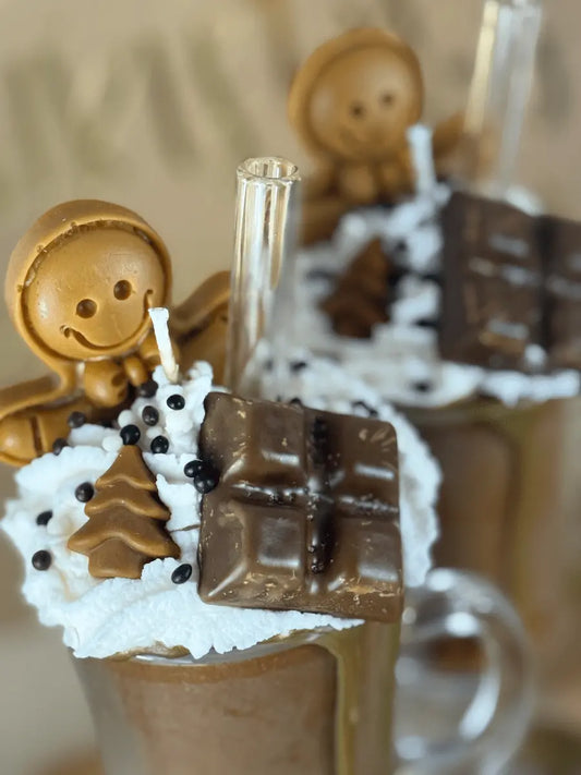 Detailaufnahme der „Hot Chocolate Cup“-Duftkerze mit Schokostück, Vanillesahne und winterlicher Verzierung – kramMITcharme