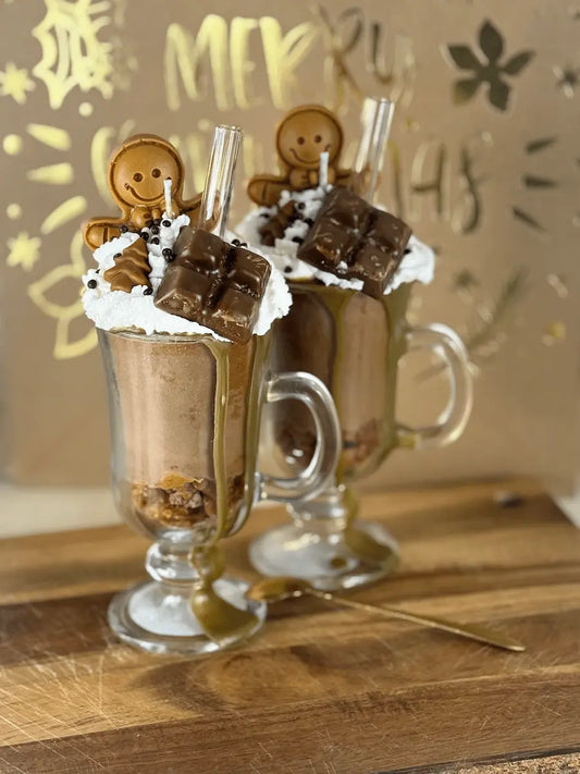 Handgemachte Duftkerze „Hot Chocolate Cup“ im Glas mit Schokostück, Lebkuchenmann und cremiger Deko – kramMITcharme