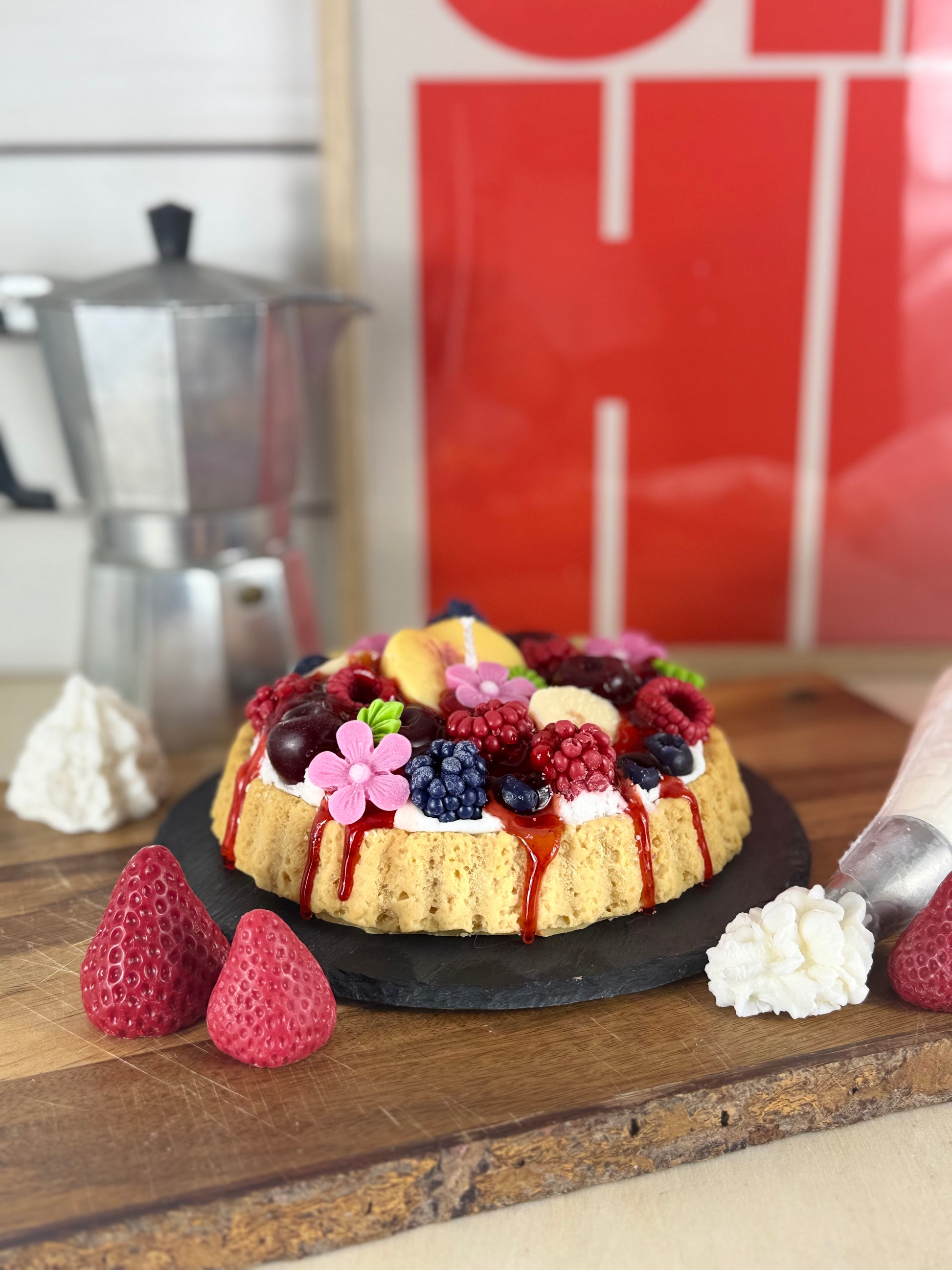 Handgemachte Duftkerze „Juice-Club Cake“ in fruchtigem Kuchen-Design mit Himbeeren, Blaubeeren und Sahnetopping – kramMITcharme