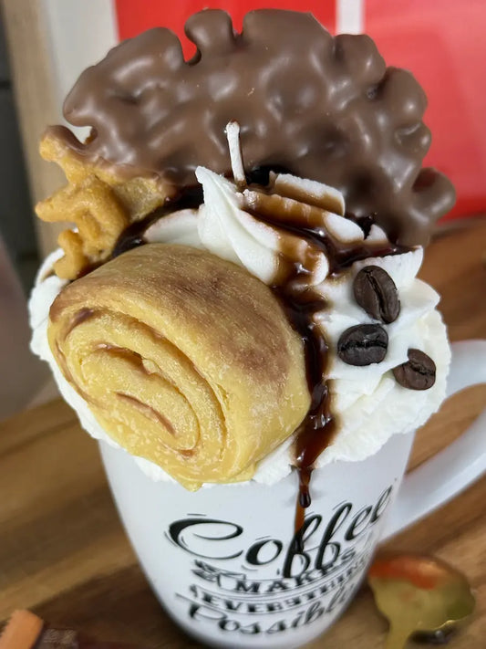 Nahaufnahme der Dessertkerze mit gerollter Waffel, Sahneoptik, Schokolade und Kaffeebohnen – kramMITcharme