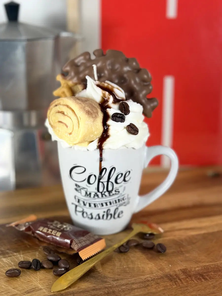 Handgemachte Dessertkerze im Coffee-Look mit Sahneoptik, Waffel, Schokosauce und Kaffeebohnen – kramMITcharme