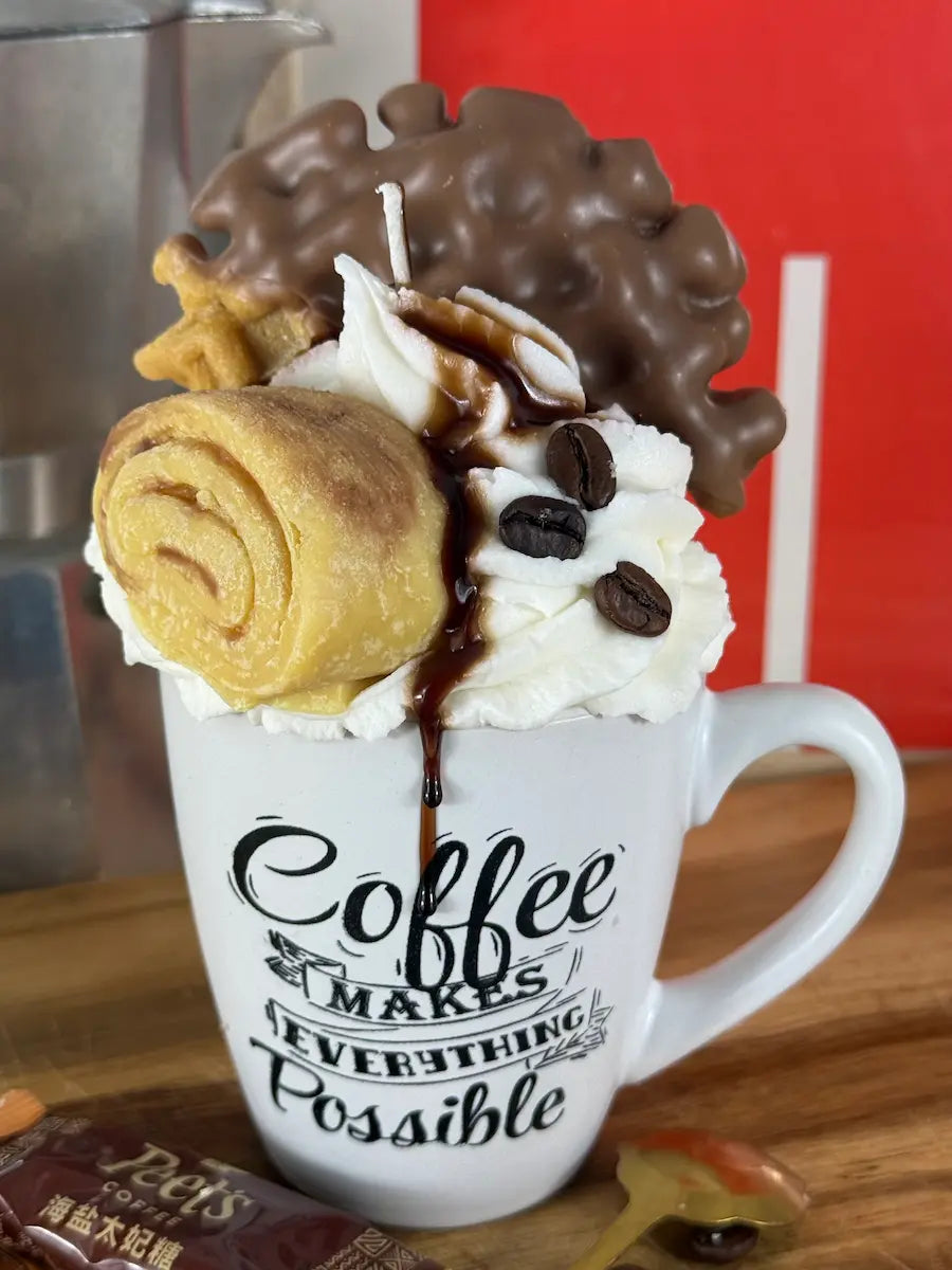 Handgemachte Coffee-Dessertkerze in Kaffeetasse mit Waffel- und Schokoladentopping – kramMITcharme