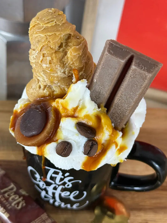 Nahaufnahme der Dessertkerze mit cremiger Sahneoptik, Karamellgebäck und Schokoladentafel – kramMITcharme