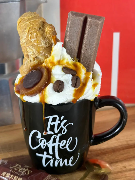 Handgemachte Dessertkerze im Coffee-Look mit Sahneoptik, Karamell-Drizzle, Schokolade und Kaffeebohnen – kramMITcharme