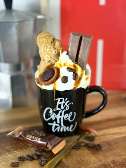 Handgemachte Coffee-Dessertkerze in schwarzer Tasse mit Karamell- und Schokoladendekor – kramMITcharme