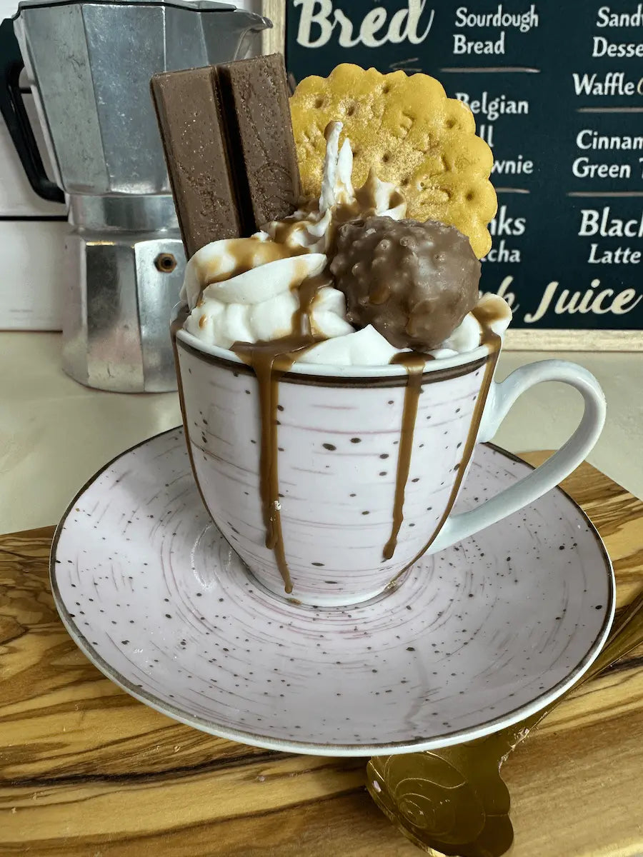 Duftkerze „Kleine Kaffeetasse“ auf passender Untertasse mit dekorativer Präsentation im Café-Stil – kramMITcharme