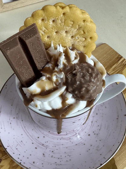 Nahaufnahme der Duftkerze „Kleine Kaffeetasse“ mit cremigem Wachs-Topping und Schokodetails – kramMITcharme