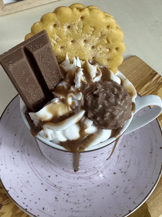 Nahaufnahme der Duftkerze „Kleine Kaffeetasse“ mit cremigem Wachs-Topping und Schokodetails – kramMITcharme