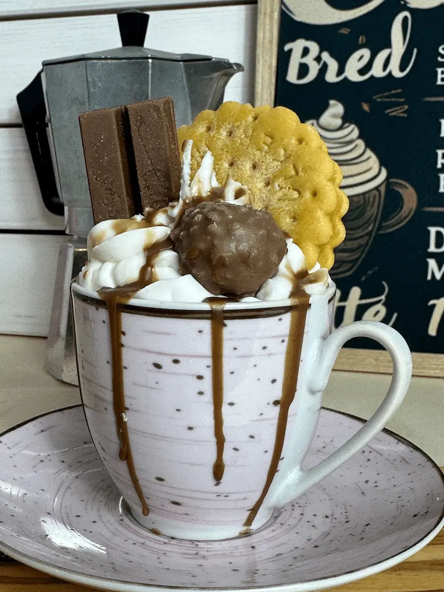 Seitenansicht der Duftkerze „Kleine Kaffeetasse“ mit Schokowachs-Dekoration und Waffel – kramMITcharme