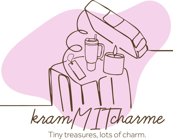 Logo von kramMITcharme – Shop für handgemachte Dessertkerzen