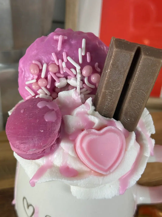 Nahaufnahme der Dessertkerze mit rosa Macarons, Herzdekor, Zuckerstreuseln und Sahneoptik – kramMITcharme