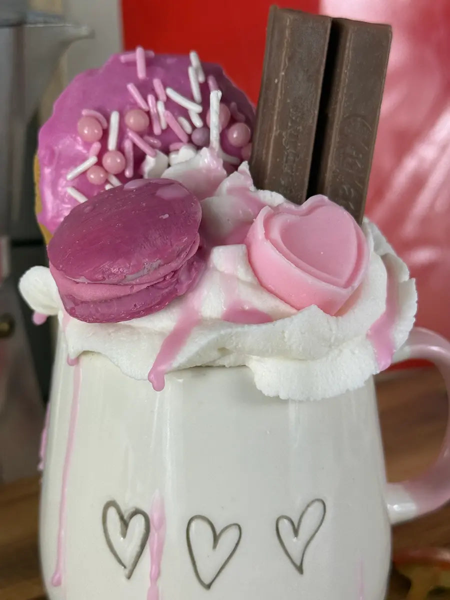 Handgemachte romantische Dessertkerze im Coffee-Style mit Herzdesign und Schokoladentopping – kramMITcharme