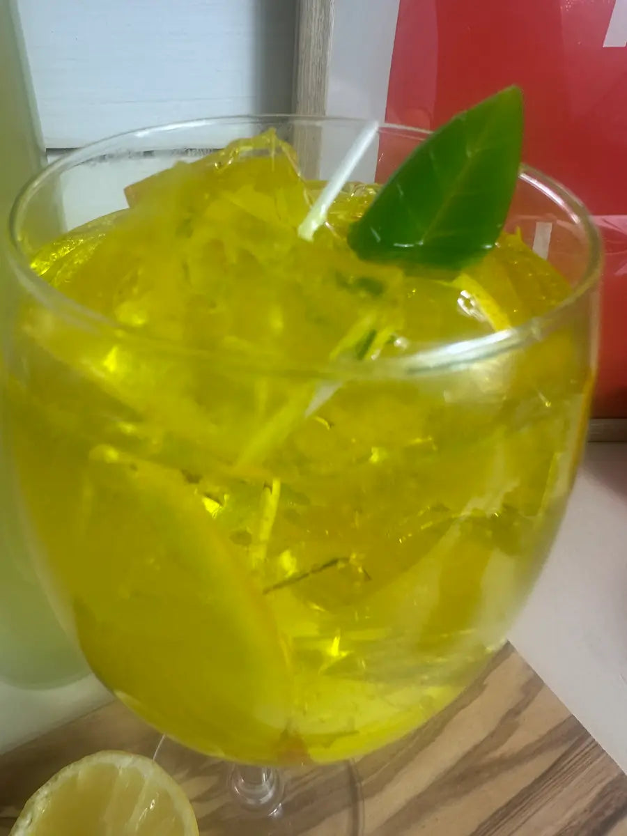 Duftkerze „Limoncello Spritz“ mit Zitronenscheibe und Eiswürfel-Look im eleganten Glas – kramMITcharme