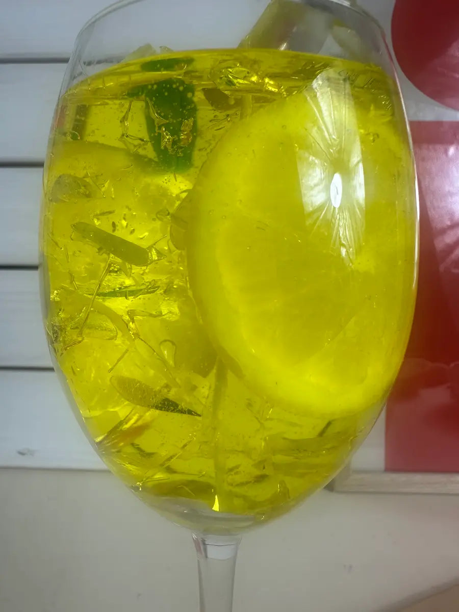 Nahaufnahme der „Limoncello Spritz“ Duftkerze mit realistischer Zitronenscheibe und klarer Wachsstruktur – kramMITcharme